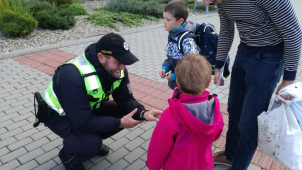 Policisté v těchto dnech opět dohlížejí na školáky