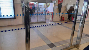 Mužovu špatnou náladu odnesla skleněná výloha na vlakovém nádraží