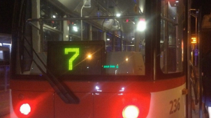 Spor o roušku skončil potyčkou v tramvaji