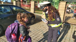 Policejní zebra opět radí dětem, jak bezpečně přes silnici