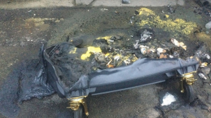 Neznámý vandal nechal vybuchnout kontejner na plasty