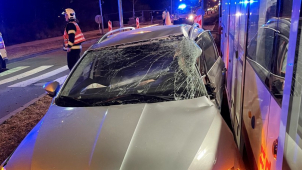 Vážná nehoda na Kosmonautů, tramvaj srazila auto