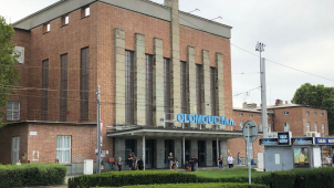 Skupiny uprchlíků u nádraží v Olomouci o pomoc nestojí