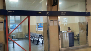 V čekárně hlavního nádraží se porvaly ženy, následovala i loupež