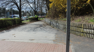 Po pádu z kola cyklista zemřel na chodníku. Policie případ šetří