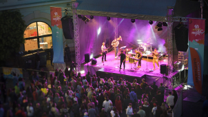 Oslavy s Tata Bojs, hudební tramvají a králem Miroslavem Krobotem