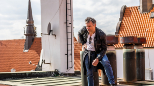 Filharmonie na Andrově stadionu, Janek Ledecký na střeše radnice