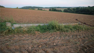 Mladý muž se strojem na řepu zrušil elektrické vedení
