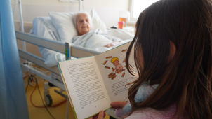 V nemocnicích v kraji chodí děti předčítat seniorům do nemocnic