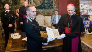 Velitel italských četníků přivezl ukradený středověký bestseller