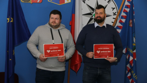 Stateční zachránci dostali ocenění. Vytáhli člověka z hořícího vozu