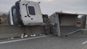 Na kruhovém objezdu spadlo nákladní auto na osobní vůz, řidič zemřel