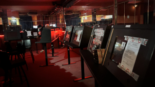 Celníci zajistili 89 automatů a půl milionu korun