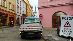 Jak vyřešit dopravu ve středověkém centru města?