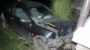 Osmnáctiletý opilý mladík boural s autem na zahrádce domu