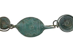 Amatérský hledač objevil vzácnou bronzovou sponu