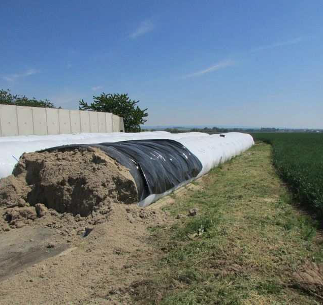 Vandal v Senici na Hané prořezal vaky na krmivo