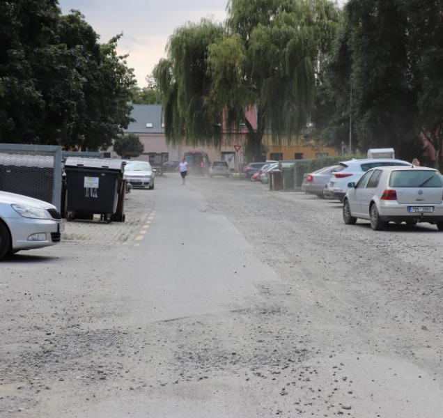 Osmek dostane nový asfalt, o měsíc dřív