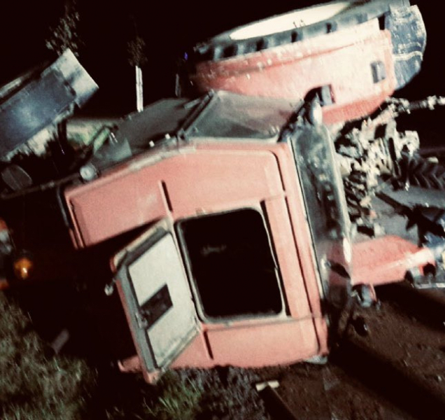 Noční zásah hasičů: U Přerova se po nehodě převrátil traktor