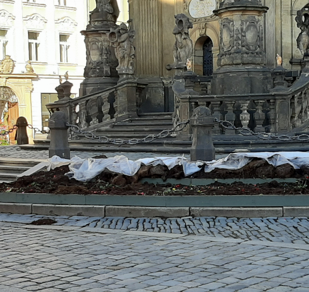 Květiny ze Sloupu zmizely, objeví se květinový koberec ke kašně