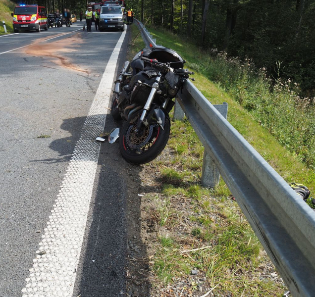 Motorkář boural na Červenohorském sedle