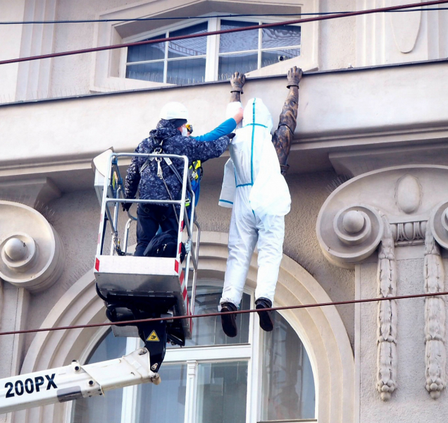 Černého Lupič z Muzea umění v Olomouci dostal antikovidový oblek