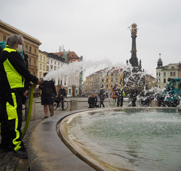 Arionova kašna na Horním náměstí se probrala ze zimního spánku