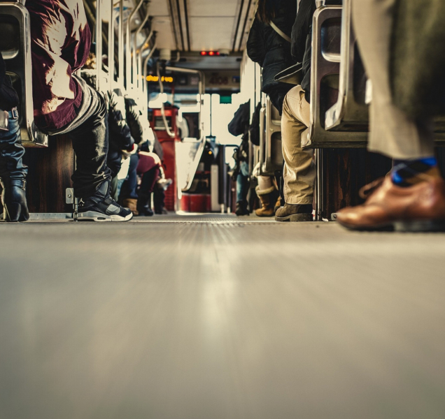 Agresivní žena si v autobuse odmítala nasadit roušku