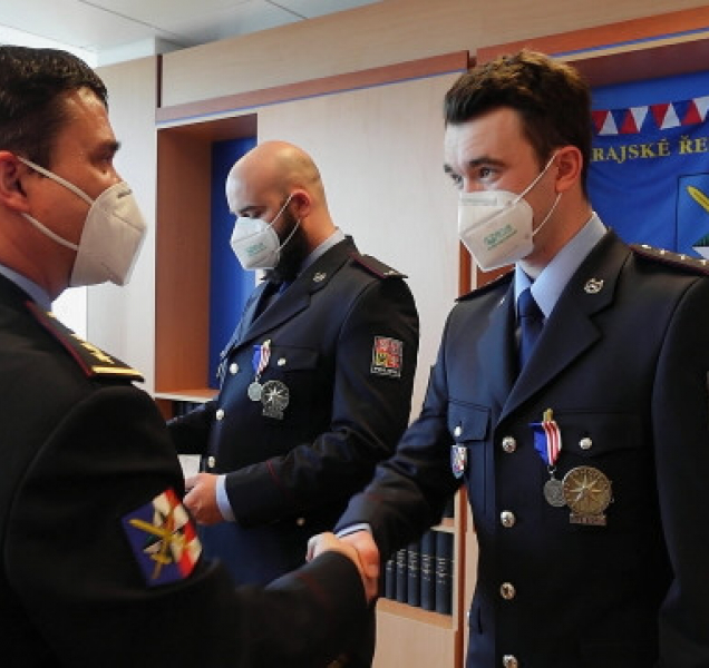 Policisté dostali medaile za záchranu životů