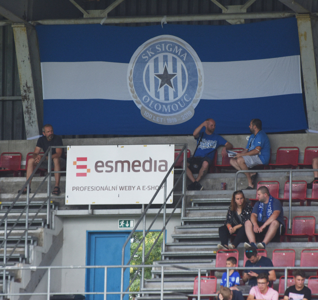 Na stadiony už může více fanoušků