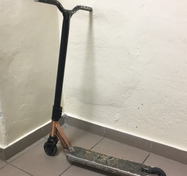 Mladík přijel na staré koloběžce a odjel s novou, hrozí mu trest