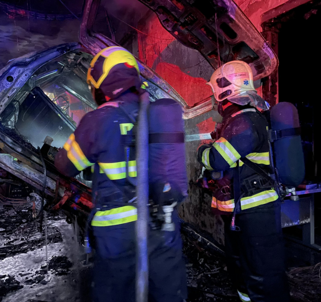 V Olomouci vyhořela dvě auta v autoservisu