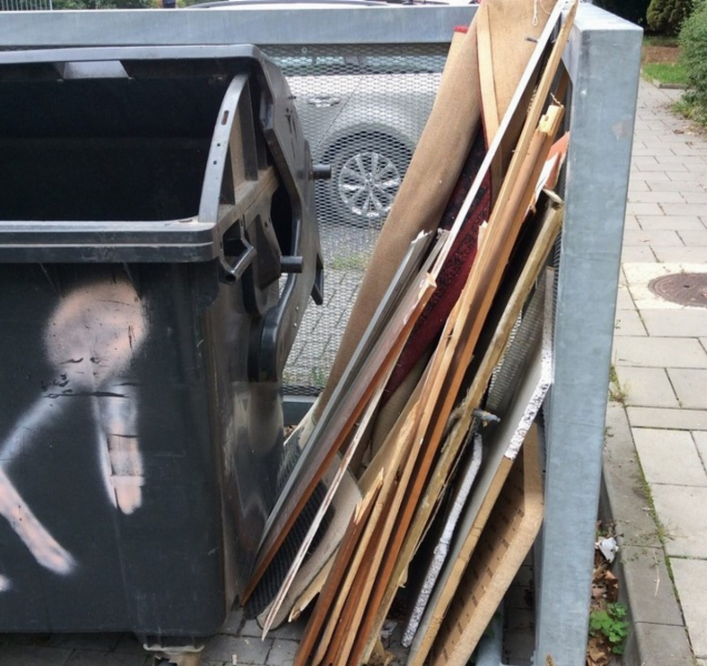 Strážníci upozorňují: Stavební odpad do kontejneru nepatří!