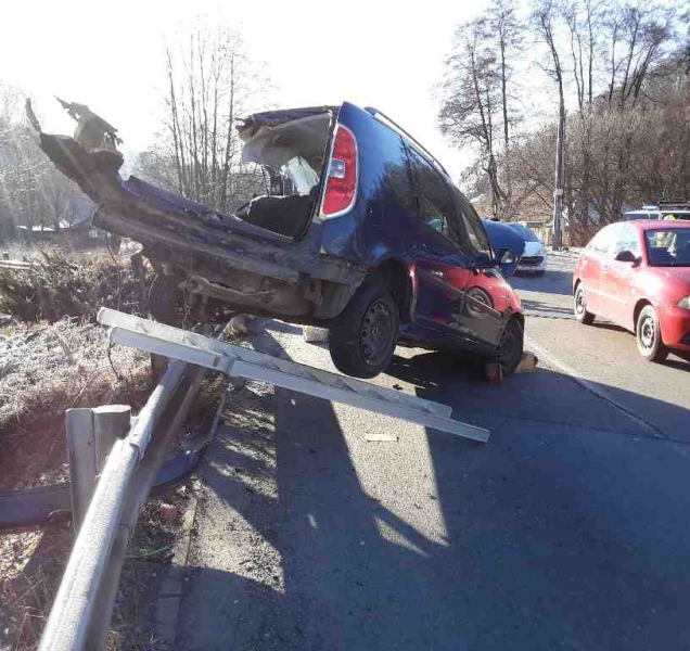 Vlak u Hluboček srazil auto, dva zranění