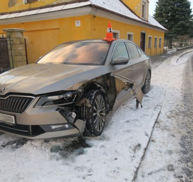 Řidič boural v České Vsi, na autě měl letní pneumatiky