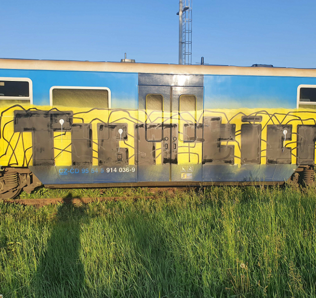 Tři vlakové vozy poničil sprejer