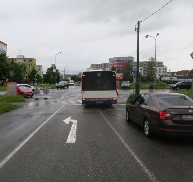 Po střetu auta s busem skončila seniorka v nemocnici