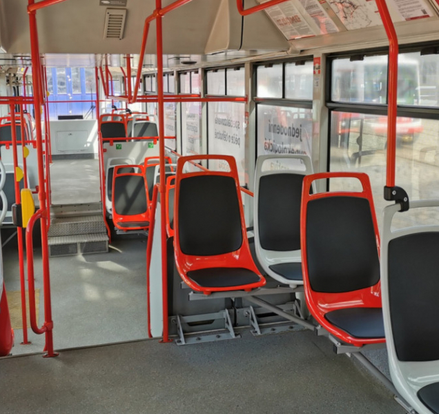 Do olomouckých tramvají se vracejí plastové sedačky
