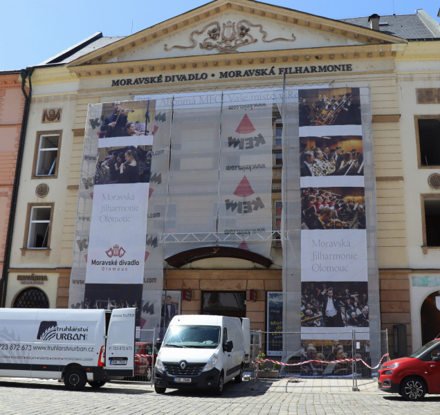 Budovu divadla znovu ozdobí dřevěné kastláky
