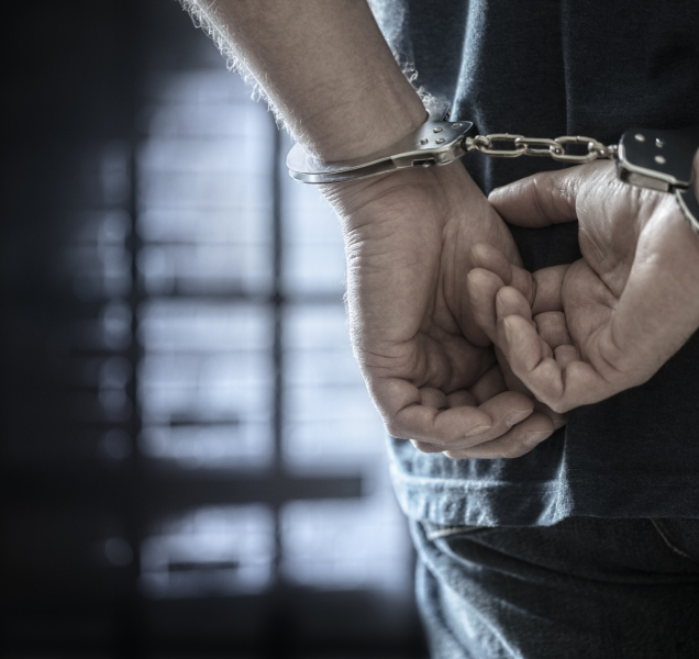 Bodnul nožem ostrahu a s přítelkyní i lupem se ukryl ve sklepě