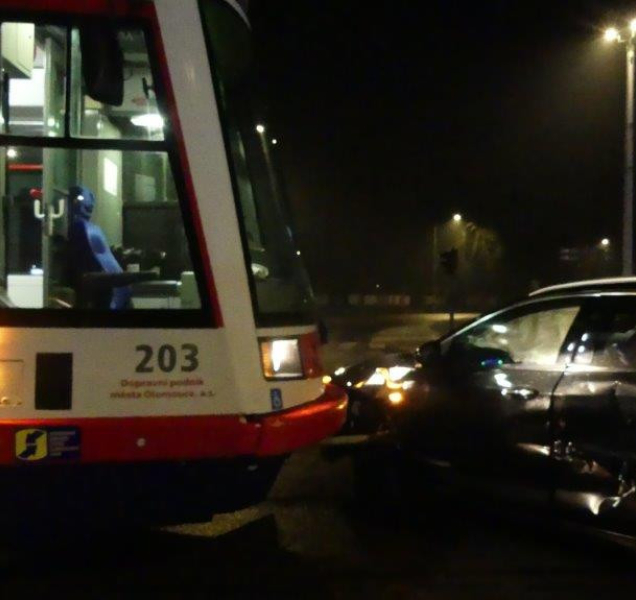 Řidiči bez papírů dvakrát bourali, jeden zastavil dopravu