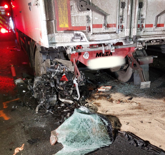 Osobní vůz na dálnici narazil do odstaveného nákladního auta