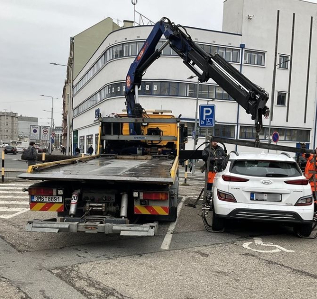 Stání pro invalidy? Pro některé řidiče žádný problém