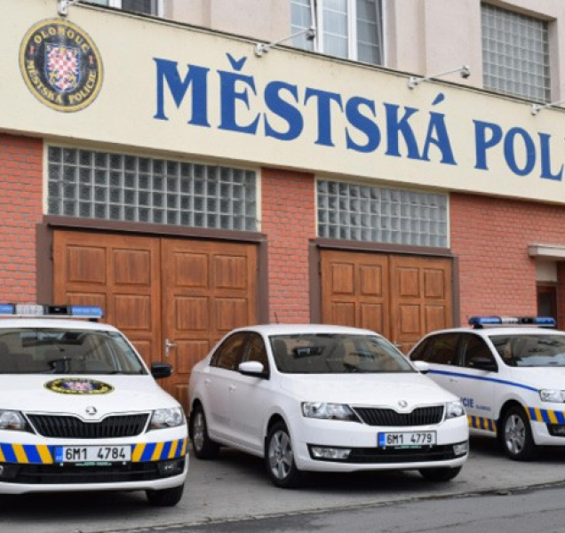 Vkradl se hned do dvou aut