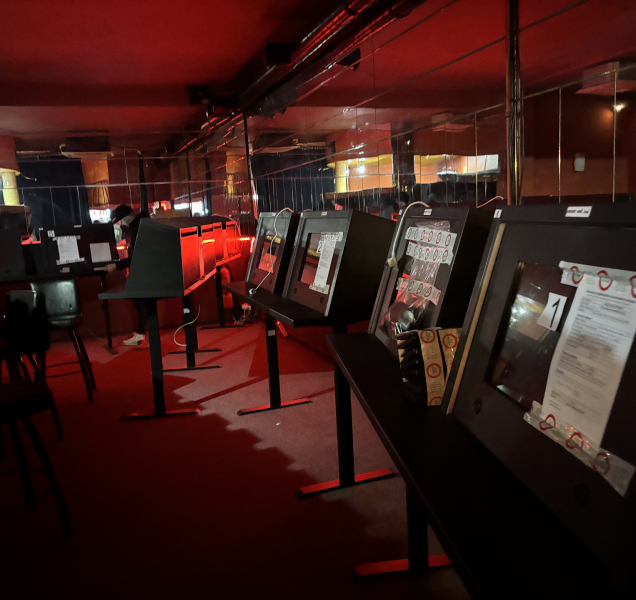 Celníci zajistili 89 automatů a půl milionu korun