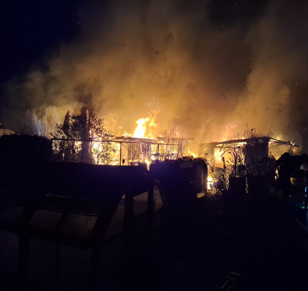 Stovka výjezdů: požáry, záchrana lidí i zvířat, bouračky a vichřice