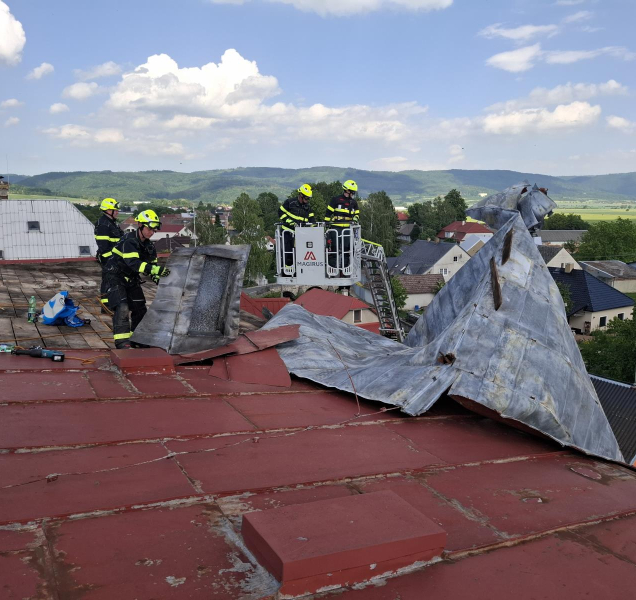 Bouřka utrhla střechu ze základní školy, hrozilo zřícení