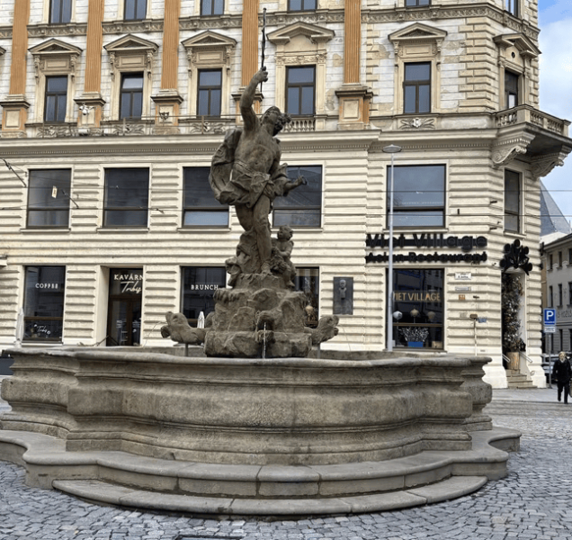 Merkurova kašna dostala olověnou vanu