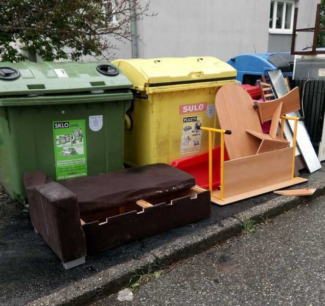 Policisté řešili nelegální skládku u kontejnerů