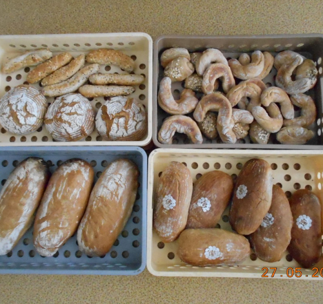 Strážníci uklízeli pečivo ze silnice